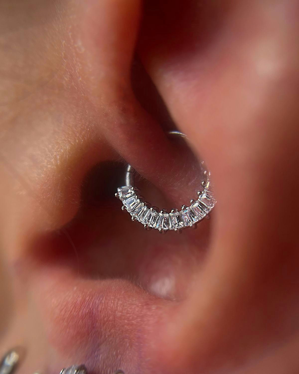 Piercing Daith en la oreja con joya decorativa